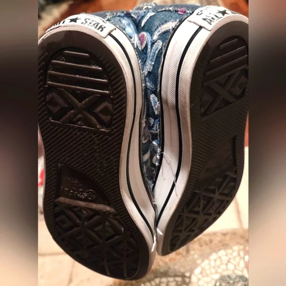 Limited Edition Chuck Taylor All Star High Vintage Denim Flowers Sneaker - Picture 5 of 12